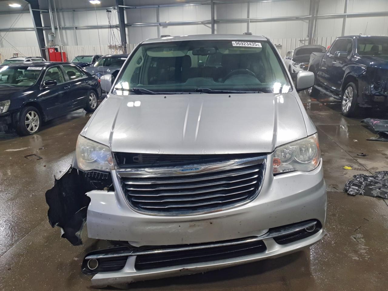 2012 CHRYSLER TOWN & COUNTRY TOURING photo 5