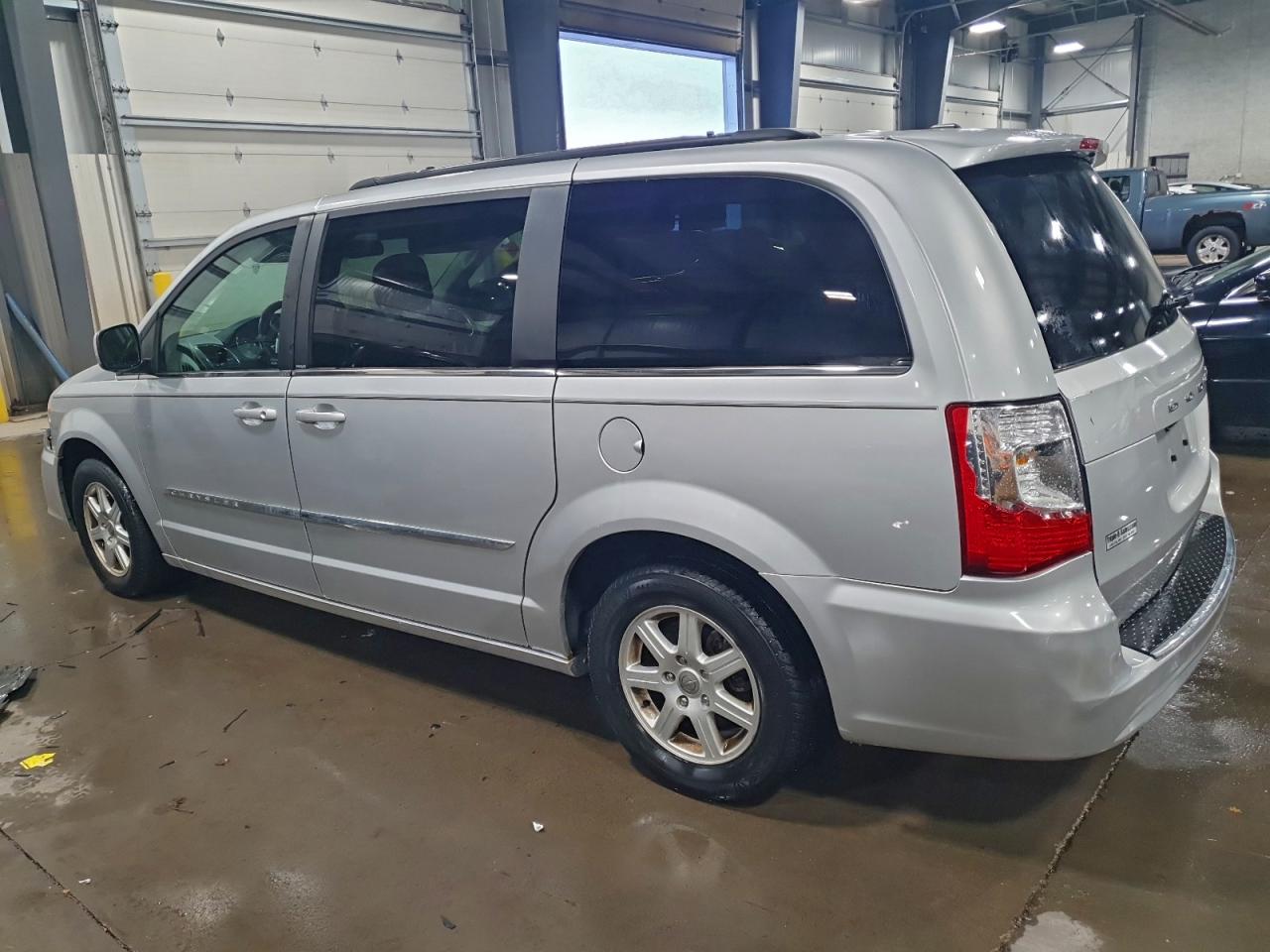 2012 CHRYSLER TOWN & COUNTRY TOURING photo 2