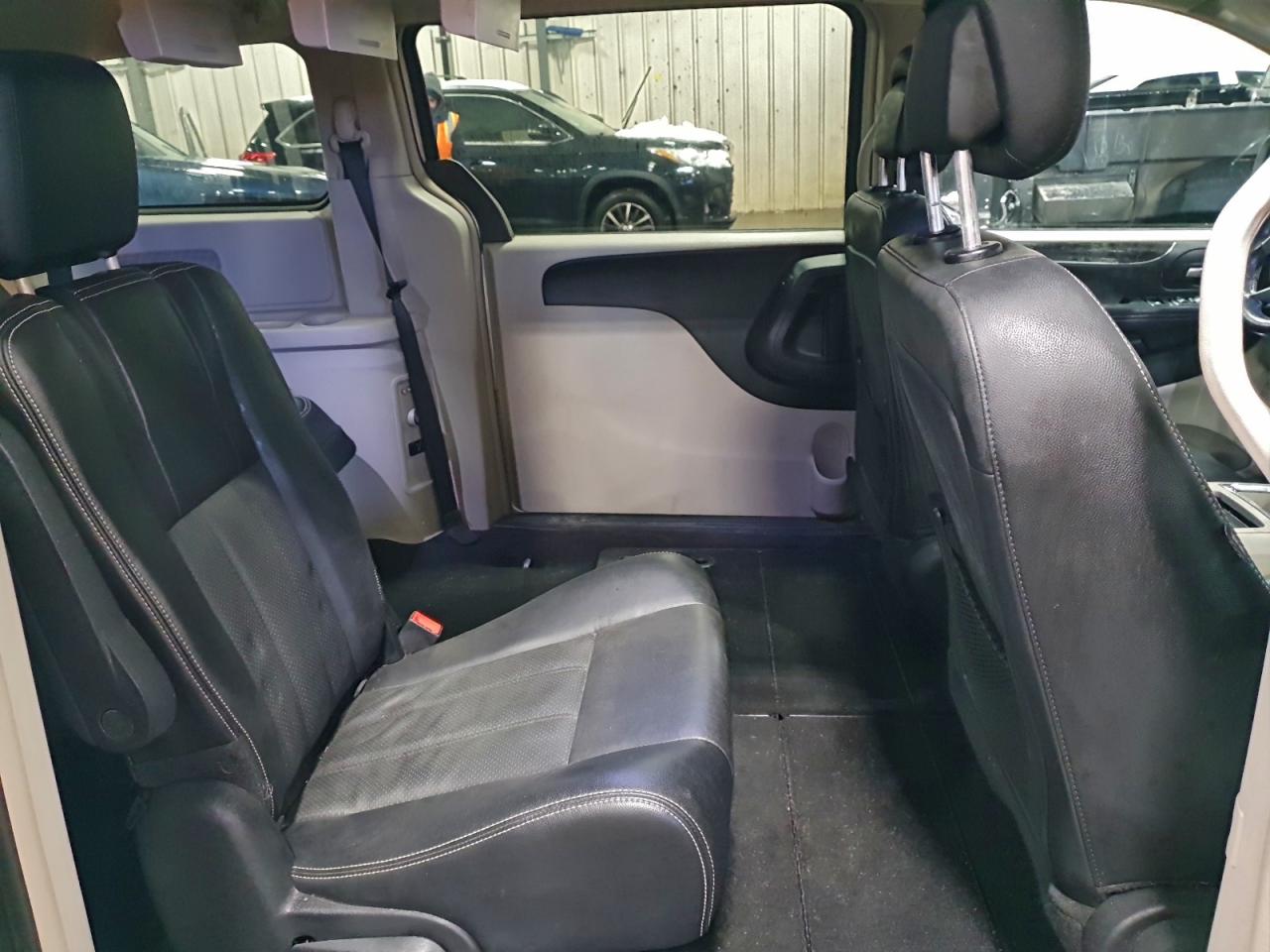 2012 CHRYSLER TOWN & COUNTRY TOURING photo 11