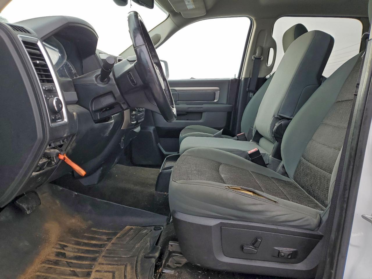 2015 RAM 1500 SLT photo 13