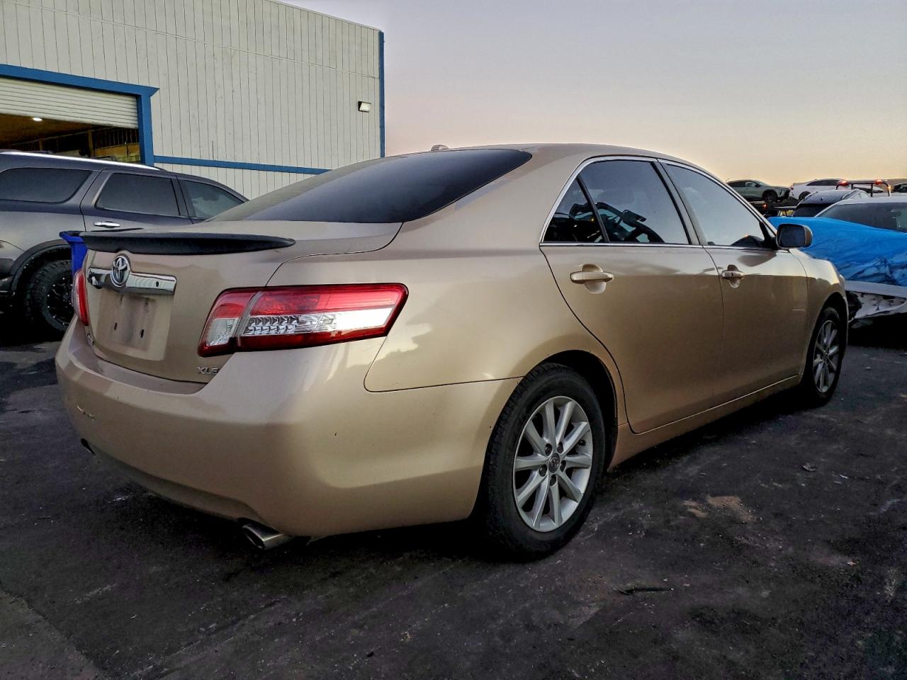 2010 TOYOTA CAMRY SE photo 3