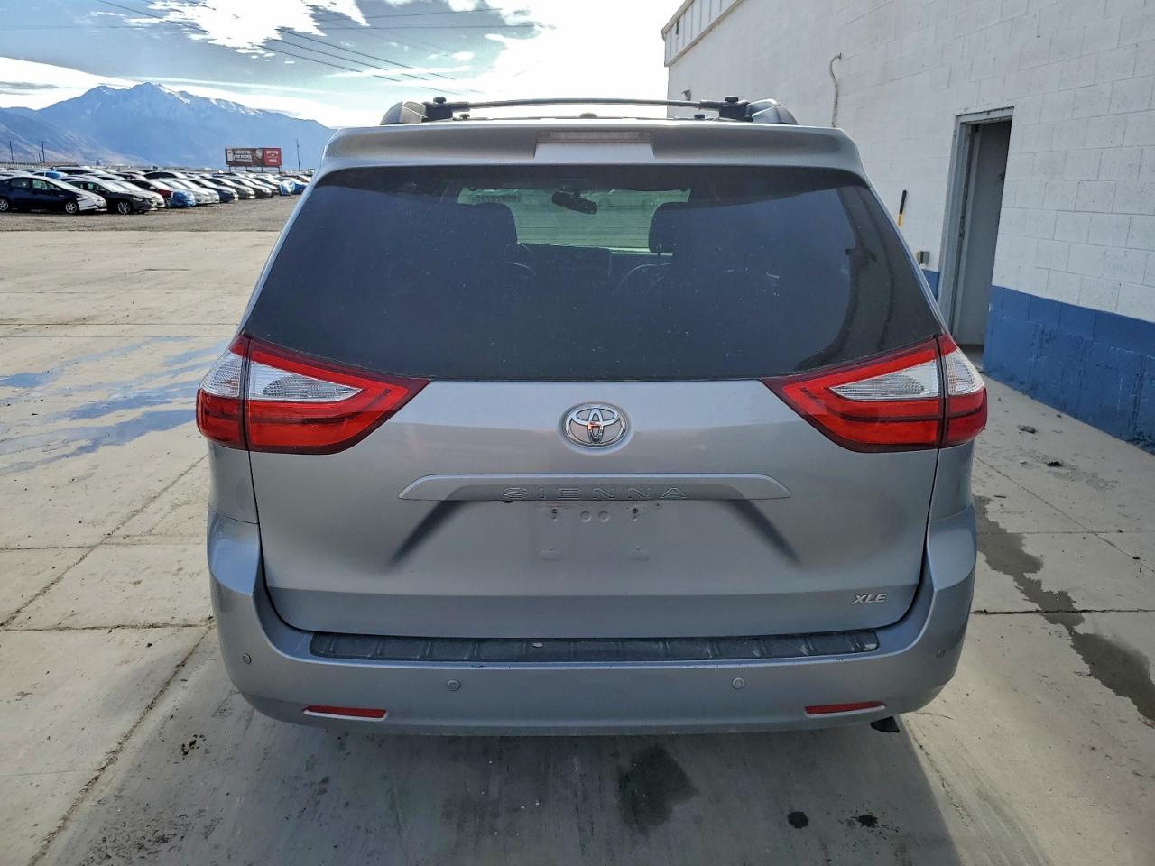 2015 TOYOTA SIENNA XLE photo 6