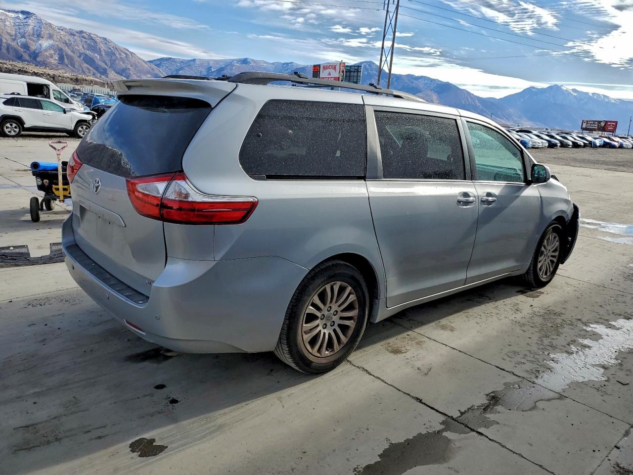 2015 TOYOTA SIENNA XLE photo 3