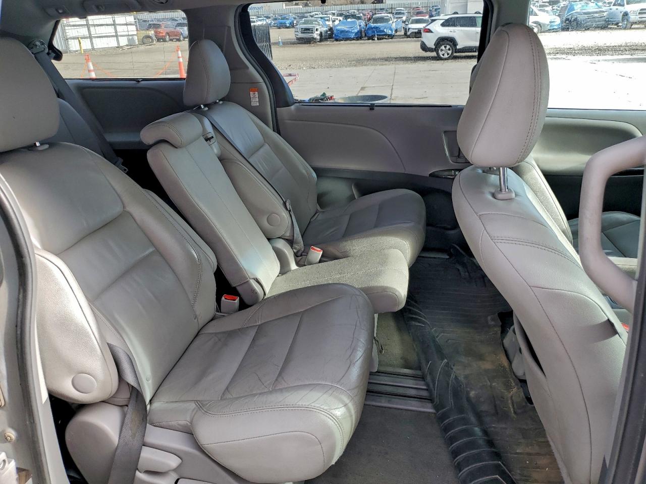 2015 TOYOTA SIENNA XLE photo 11