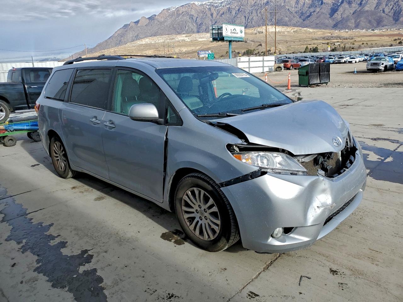 2015 TOYOTA SIENNA XLE photo 4