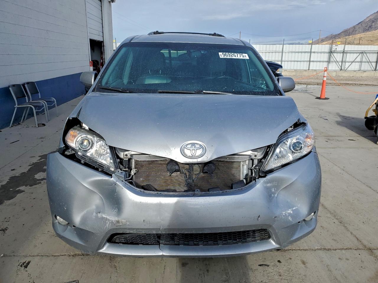 2015 TOYOTA SIENNA XLE photo 5