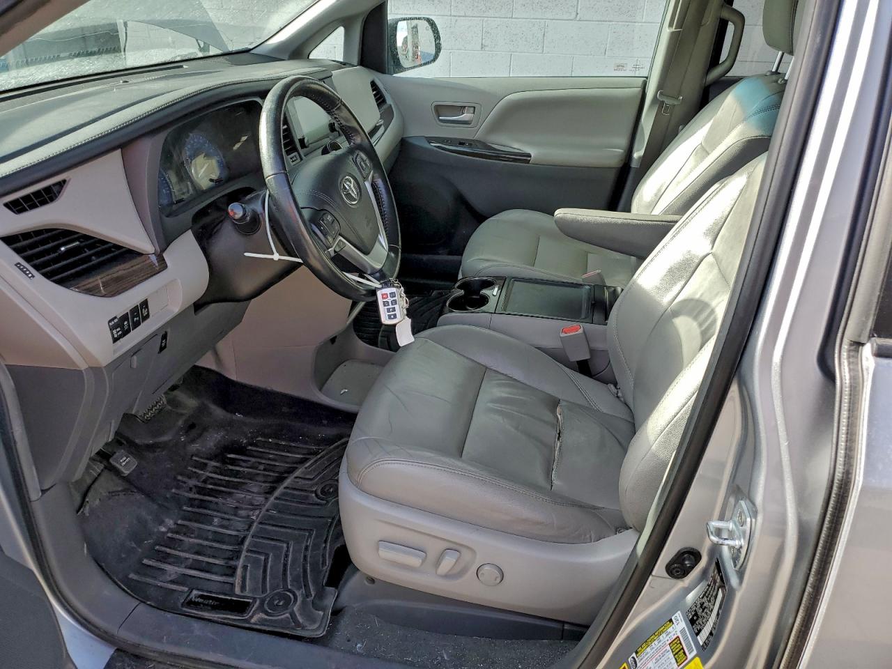 2015 TOYOTA SIENNA XLE photo 7