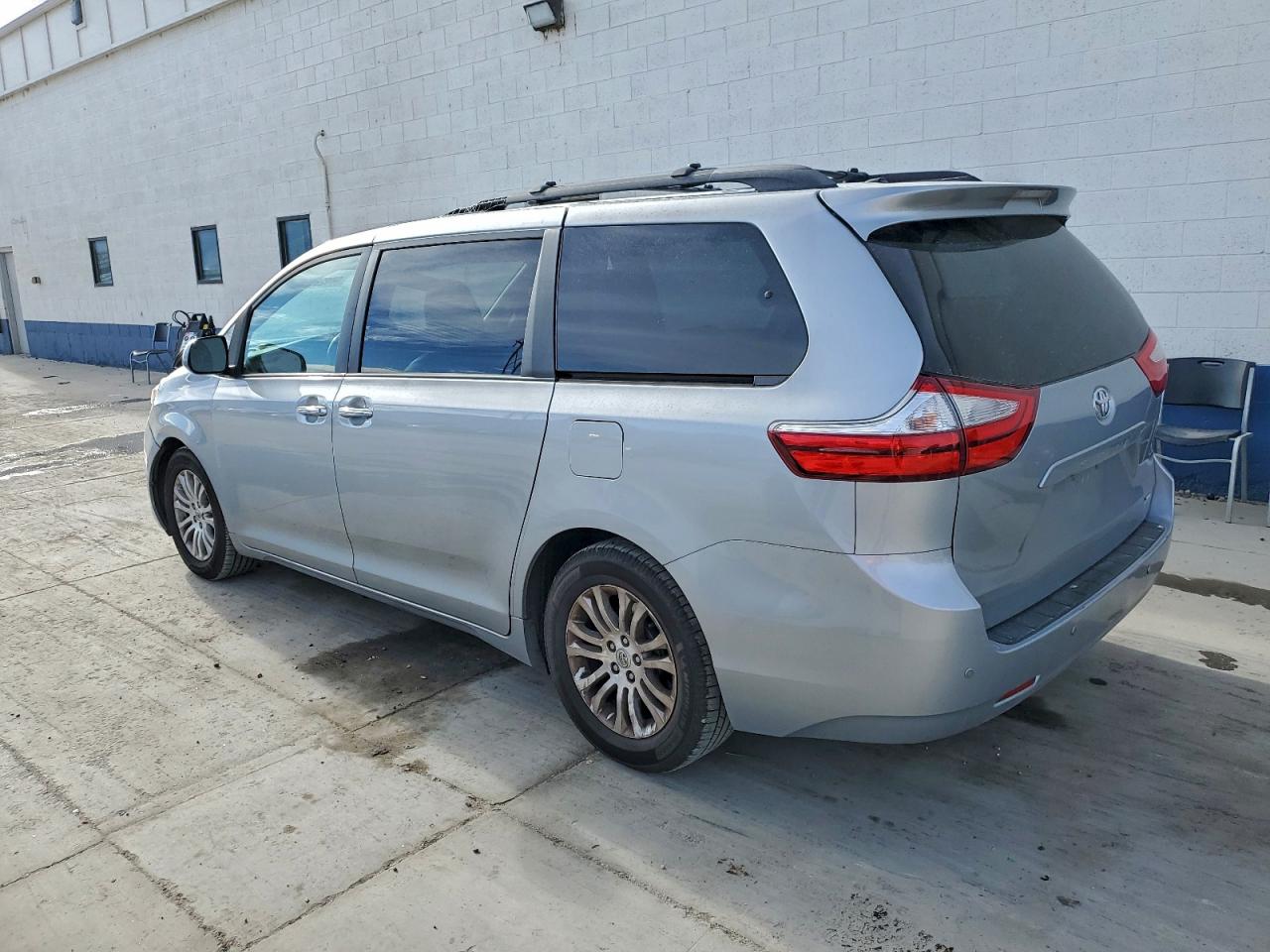 2015 TOYOTA SIENNA XLE photo 2