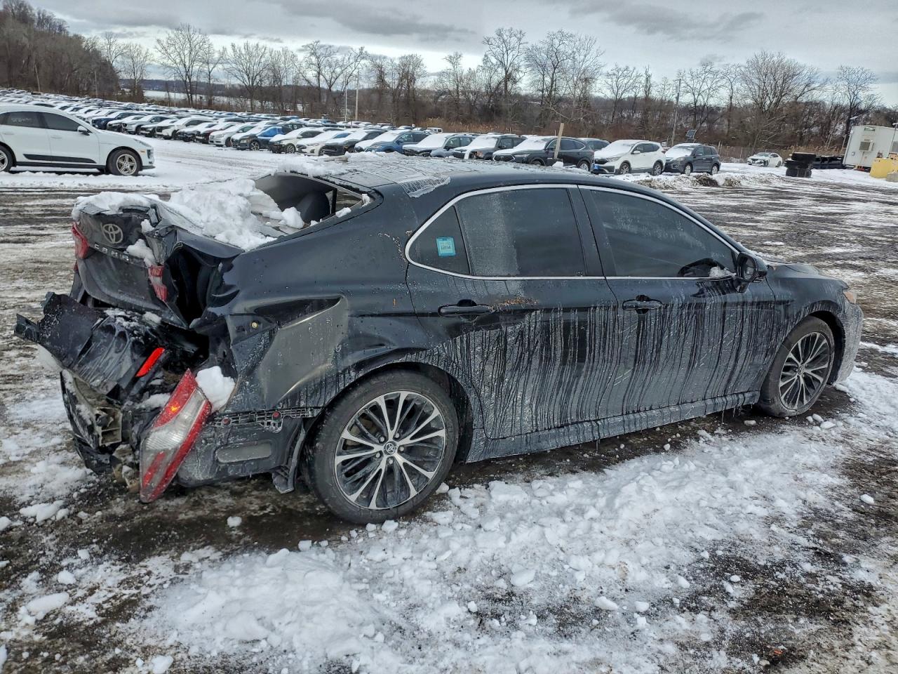 2018 TOYOTA CAMRY SE photo 3