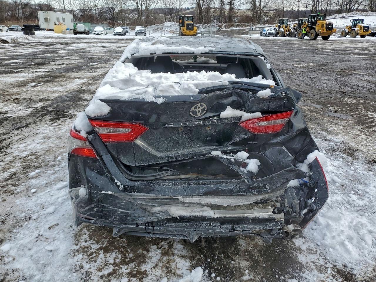 2018 TOYOTA CAMRY SE photo 6