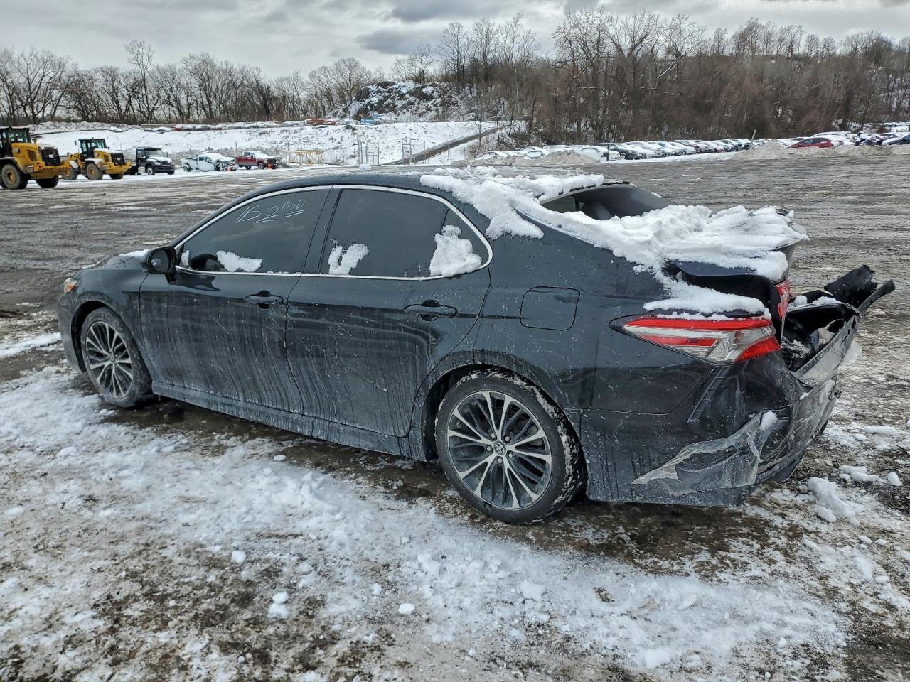 2018 TOYOTA CAMRY SE photo 2