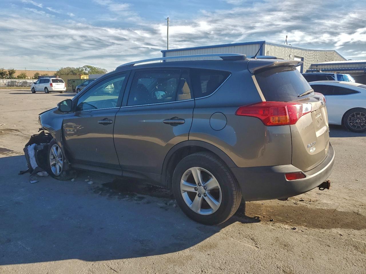 2013 TOYOTA RAV4 XLE photo 4