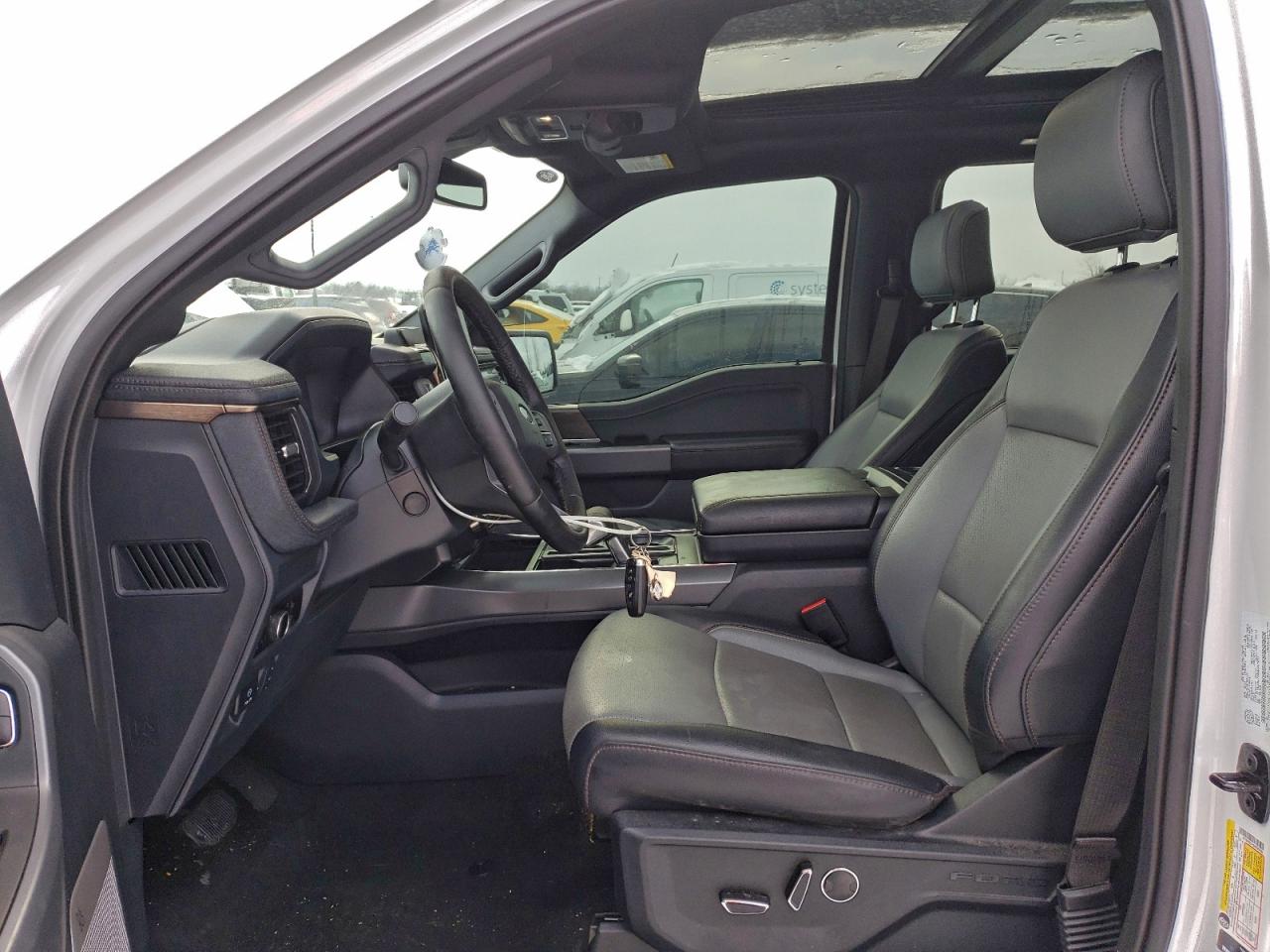 2025 FORD F150 LIGHTNING LARIAT photo 7