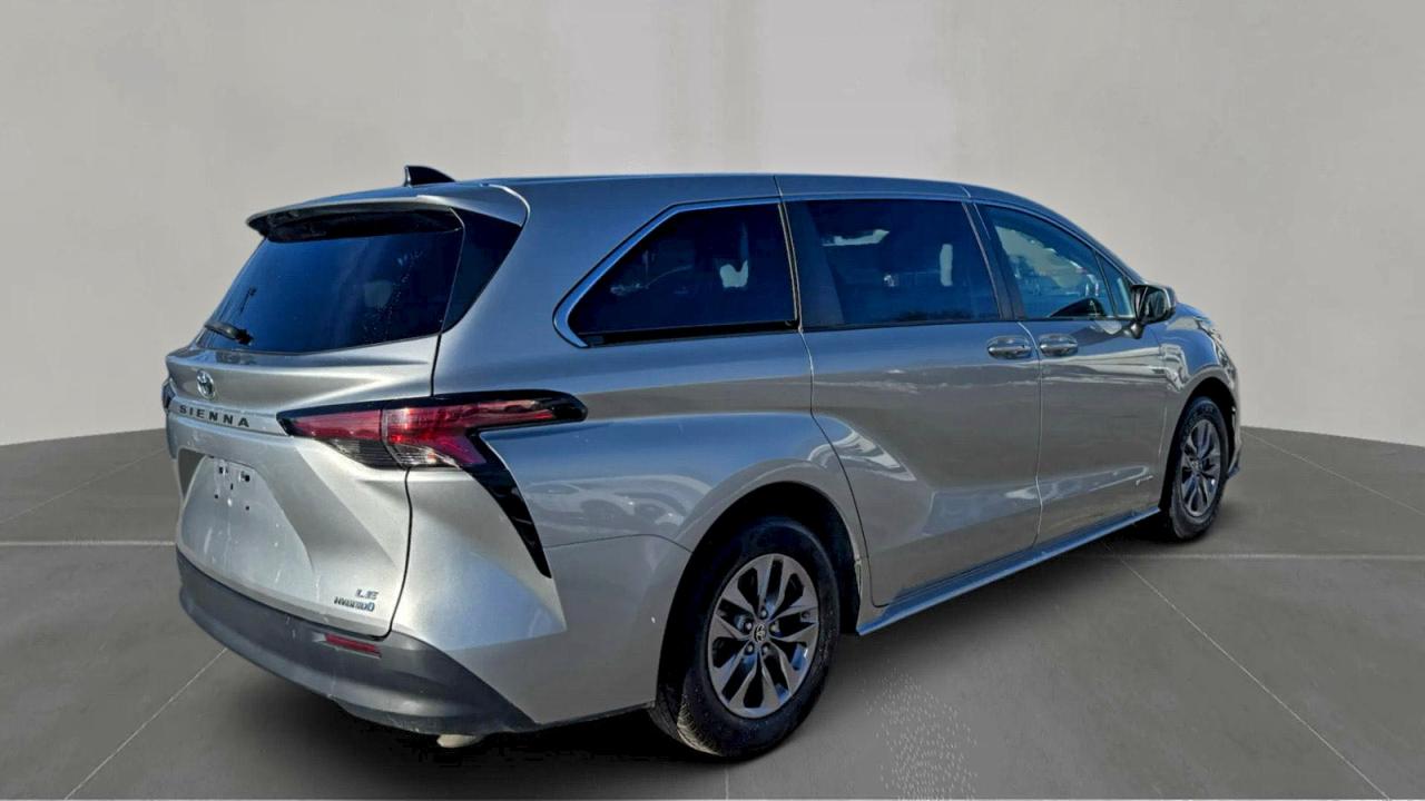 2021 TOYOTA SIENNA LE photo 4