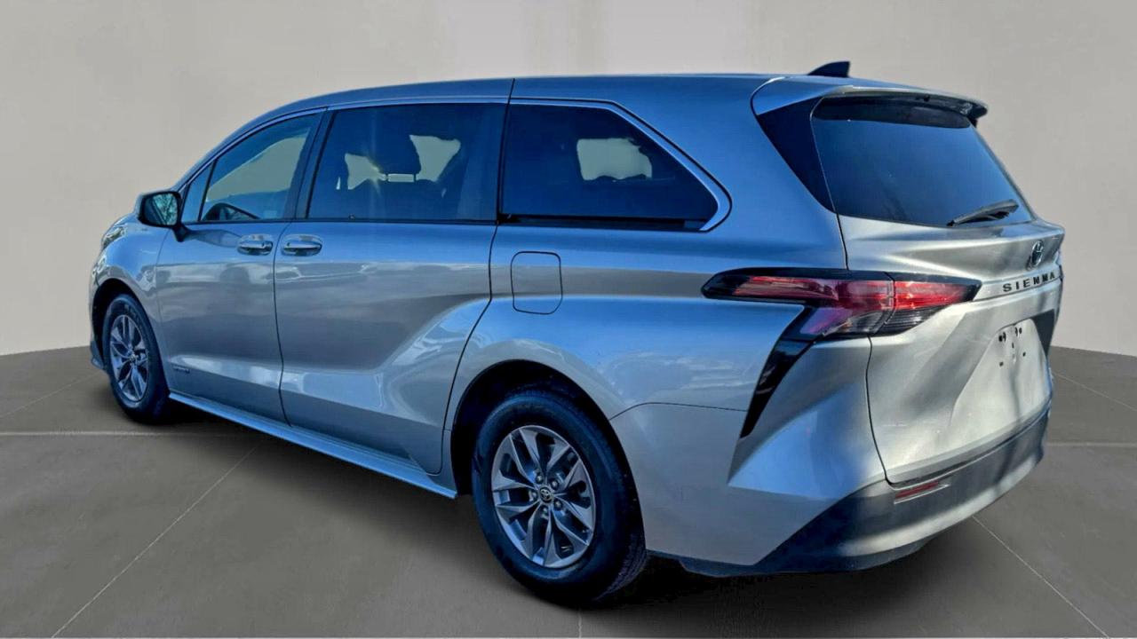 2021 TOYOTA SIENNA LE photo 3