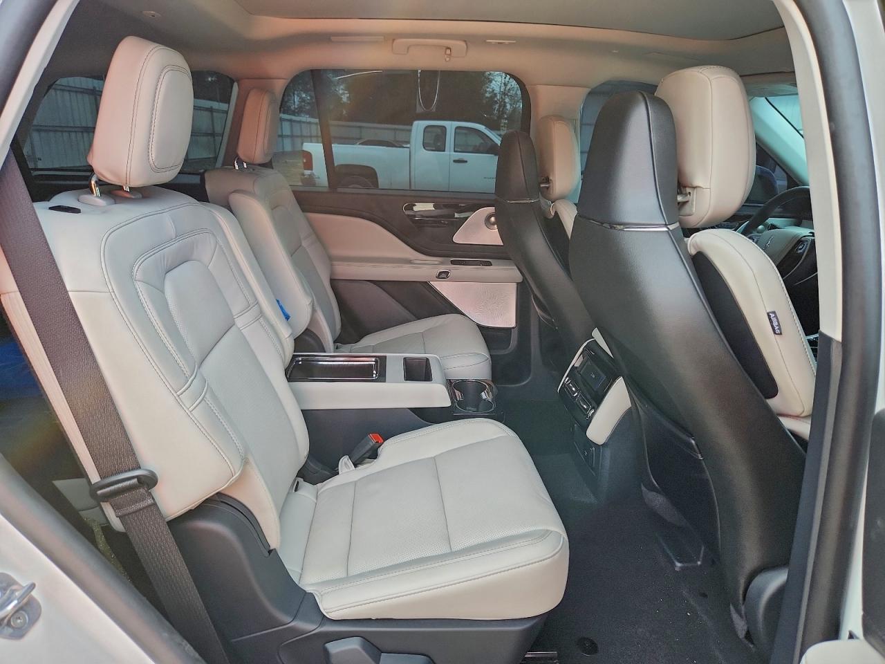 2025 LINCOLN AVIATOR RESERVE photo 11