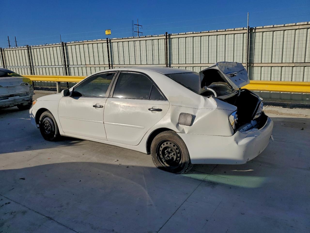 2003 TOYOTA CAMRY LE photo 2