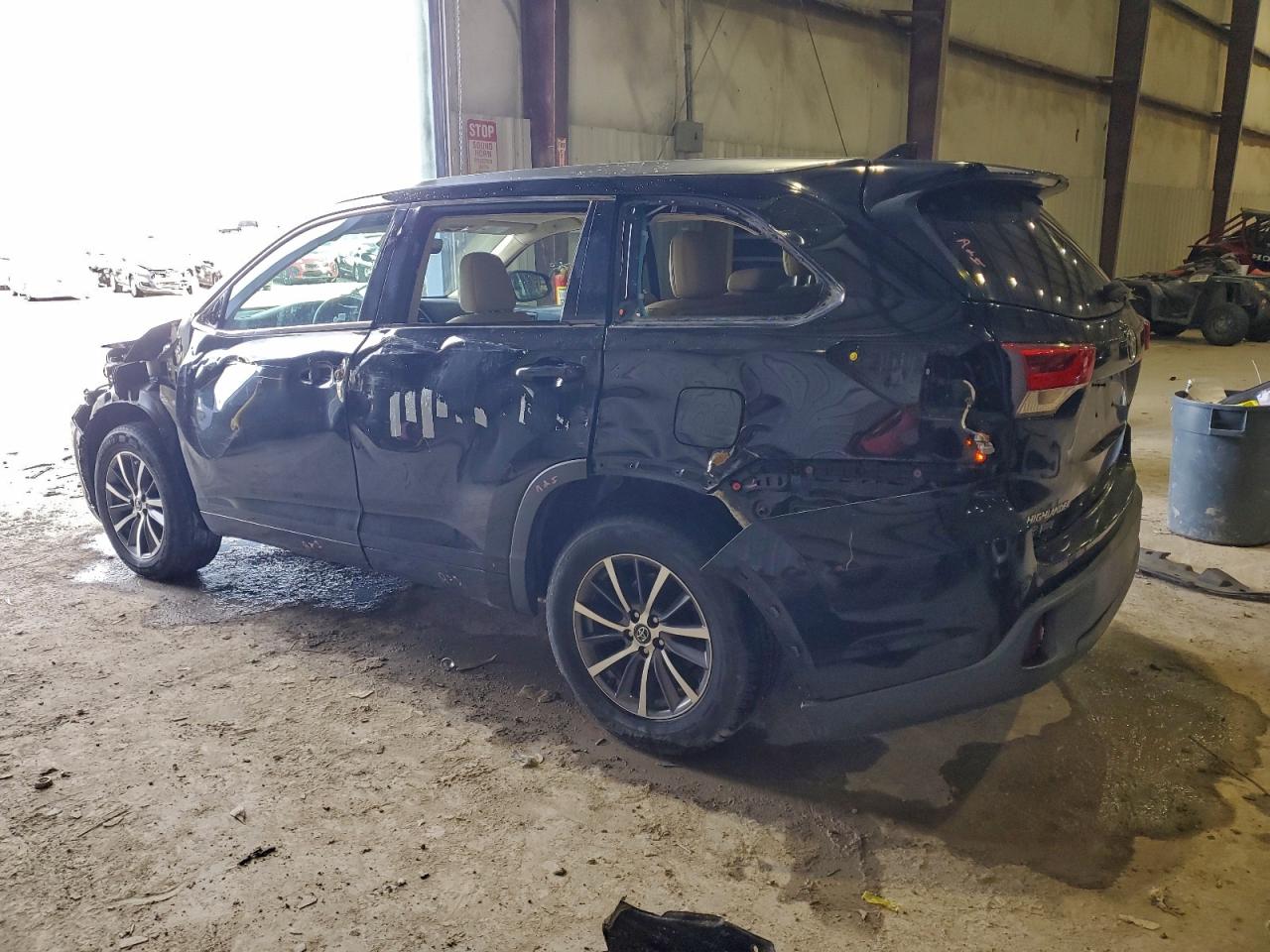 2018 TOYOTA HIGHLANDER SE photo 2