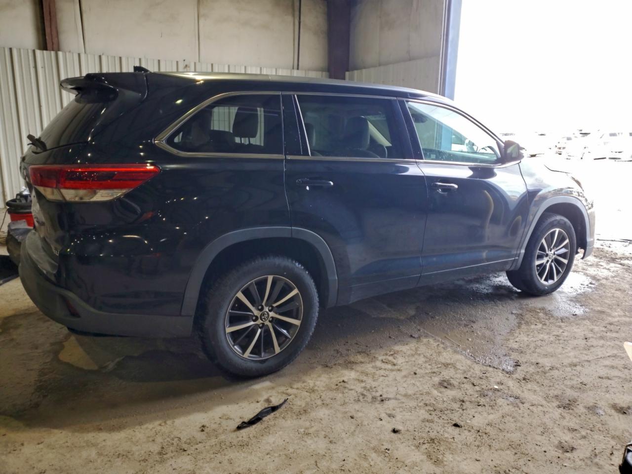 2018 TOYOTA HIGHLANDER SE photo 3
