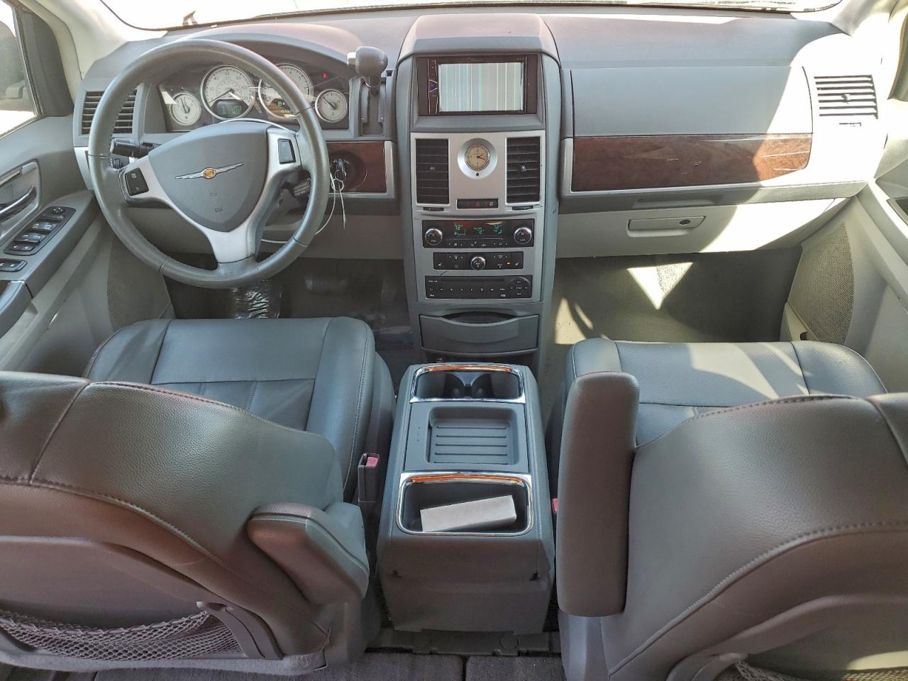 2010 CHRYSLER TOWN & COUNTRY TOURING photo 8