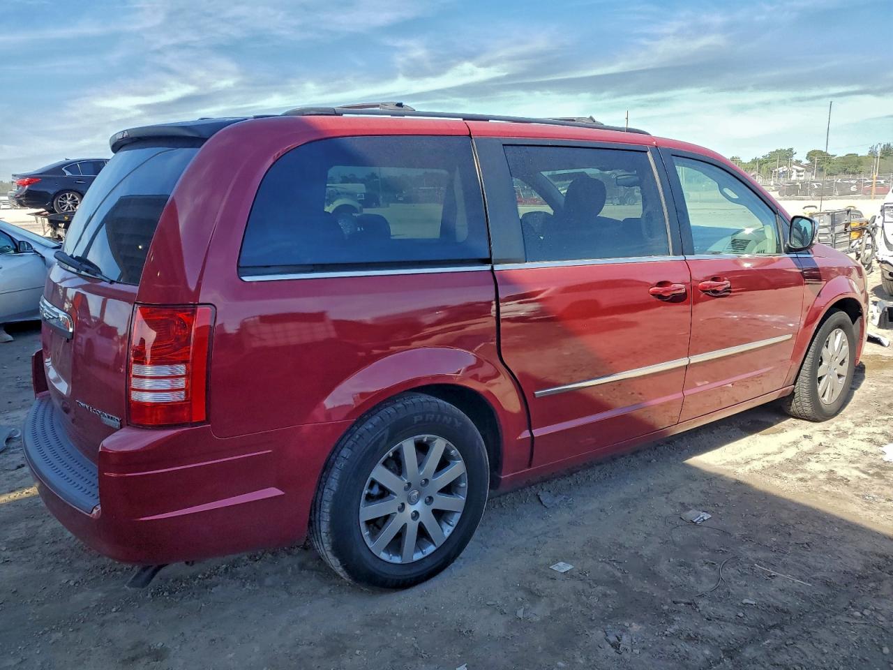 2010 CHRYSLER TOWN & COUNTRY TOURING photo 3