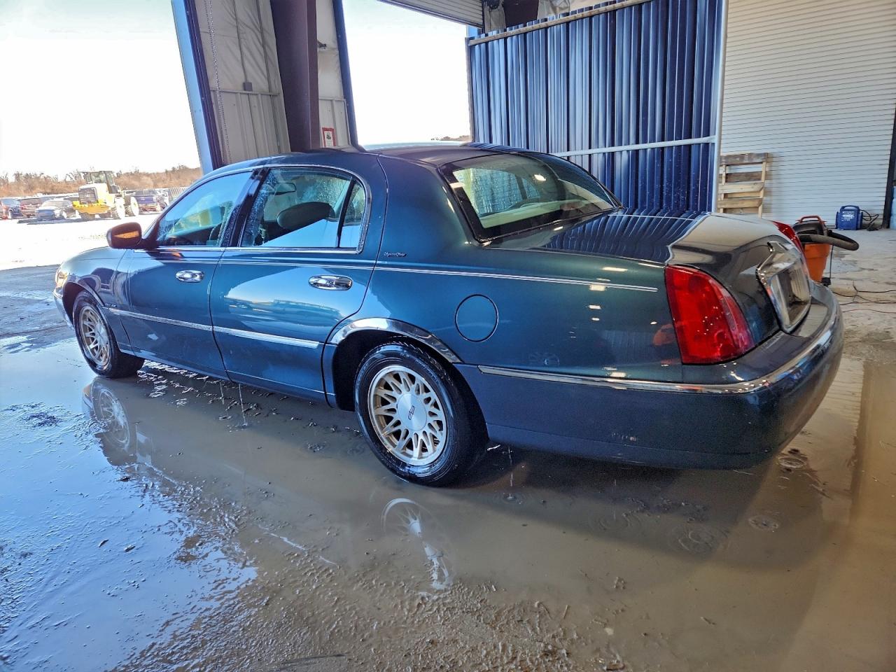 1998 LINCOLN TOWN CAR SIGNATURE photo 2