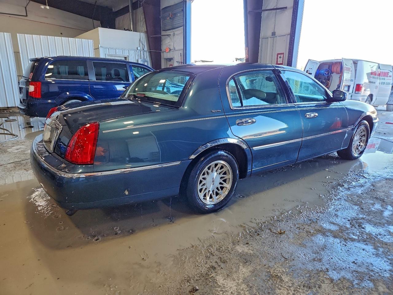 1998 LINCOLN TOWN CAR SIGNATURE photo 3