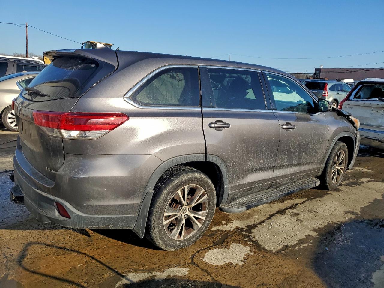 2017 TOYOTA HIGHLANDER LE photo 3