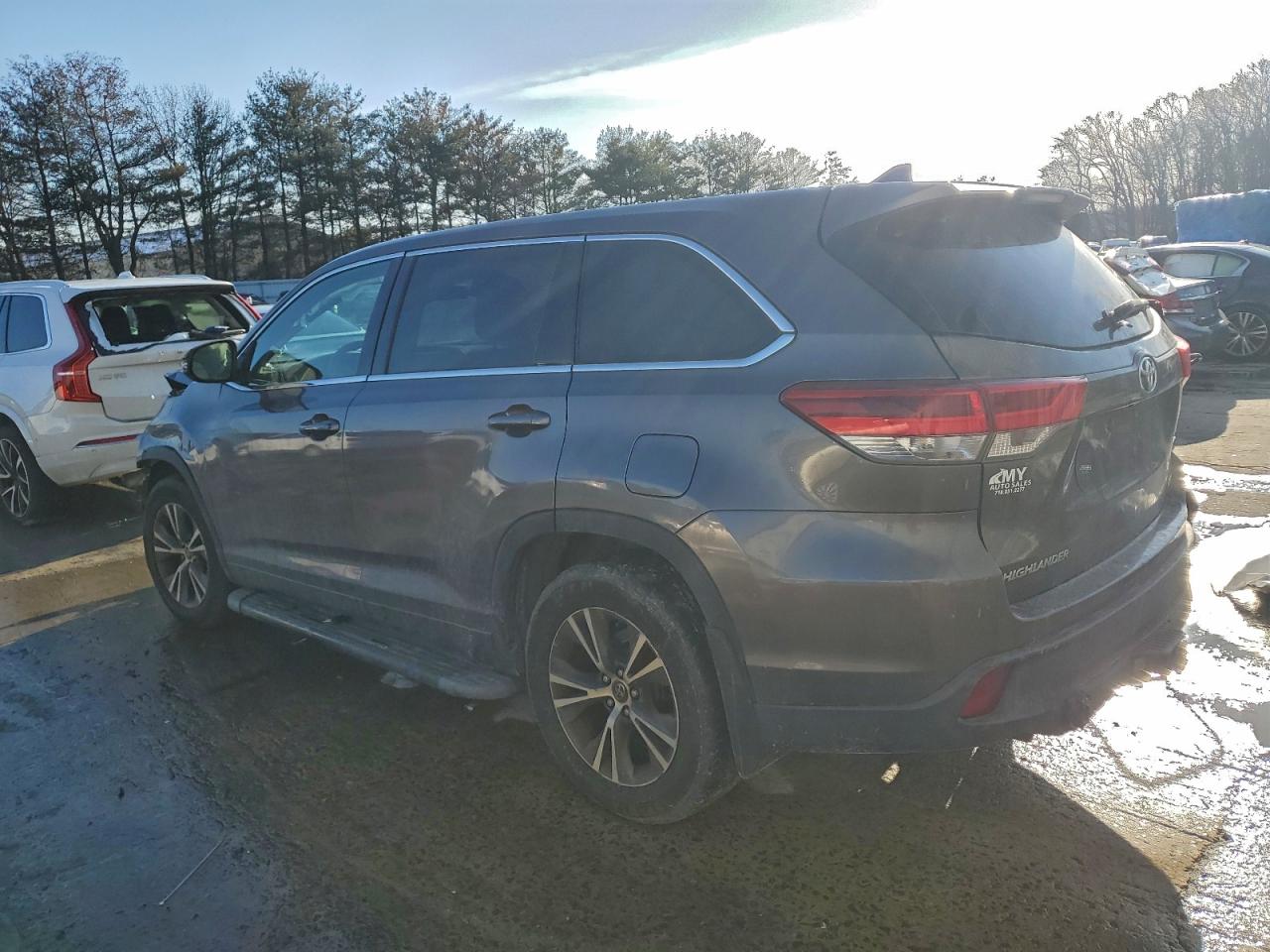 2017 TOYOTA HIGHLANDER LE photo 2