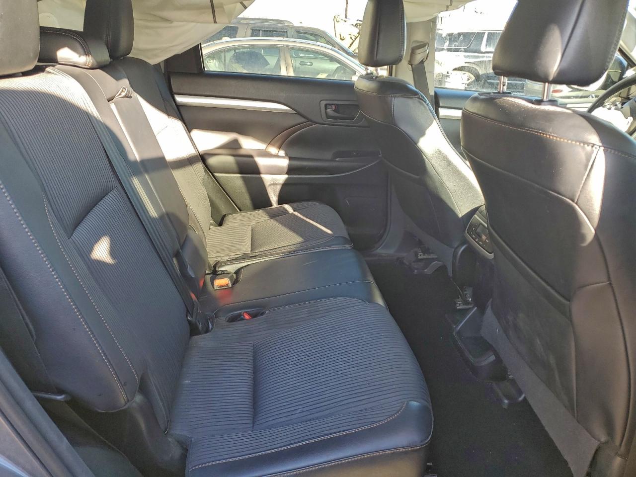 2017 TOYOTA HIGHLANDER LE photo 10