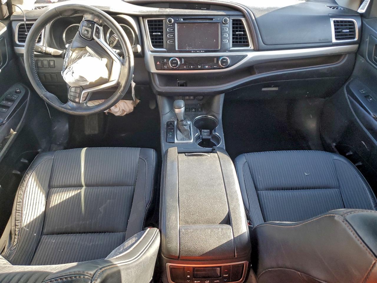 2017 TOYOTA HIGHLANDER LE photo 8