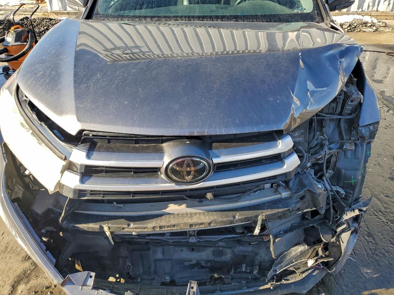 2017 TOYOTA HIGHLANDER LE photo 11