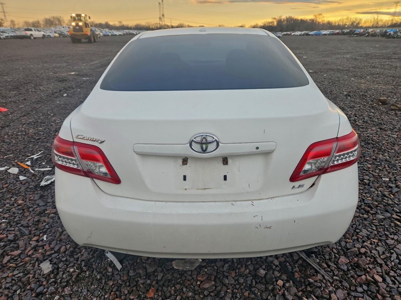 2011 TOYOTA CAMRY BASE photo 6