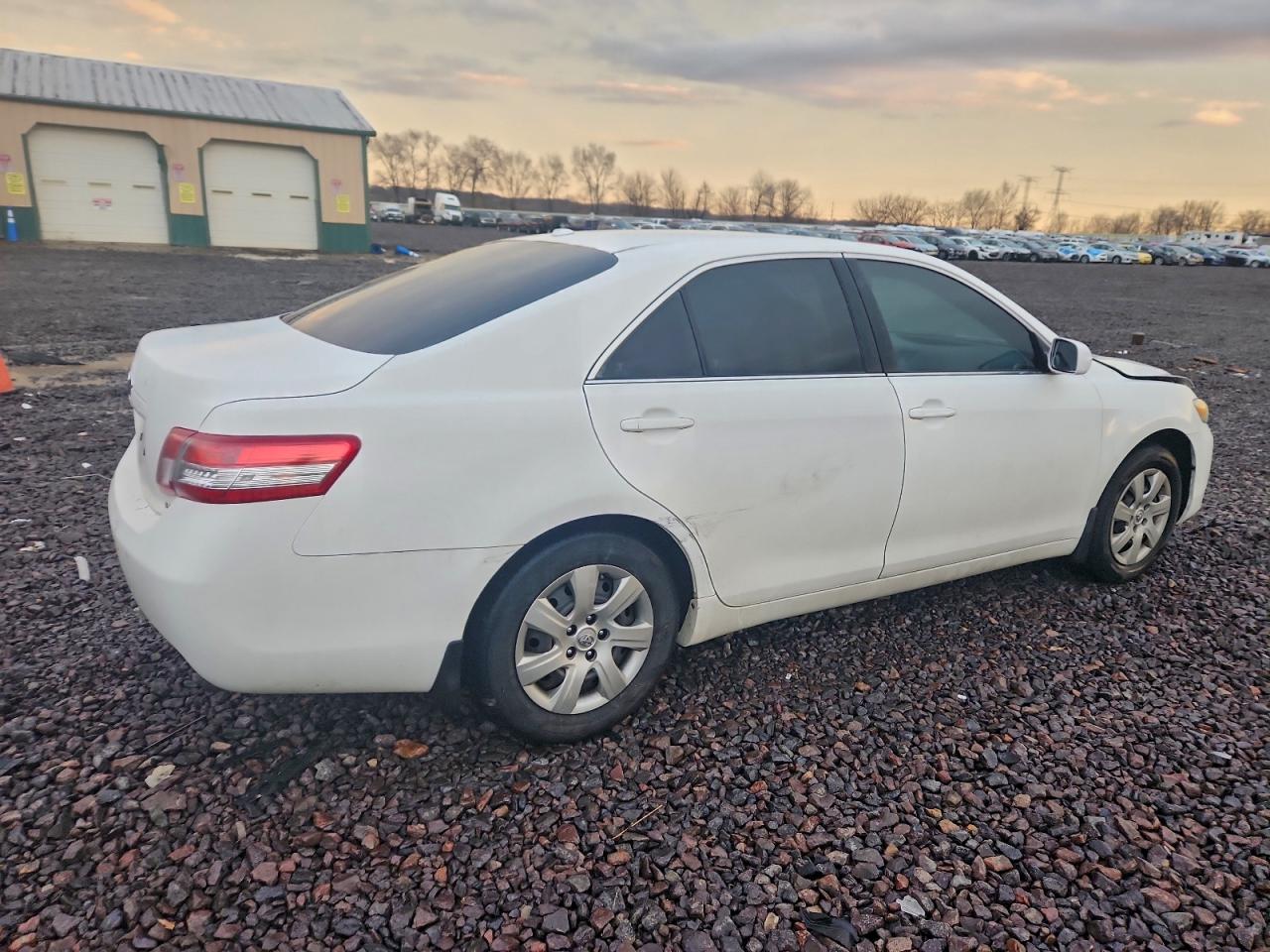 2011 TOYOTA CAMRY BASE photo 3