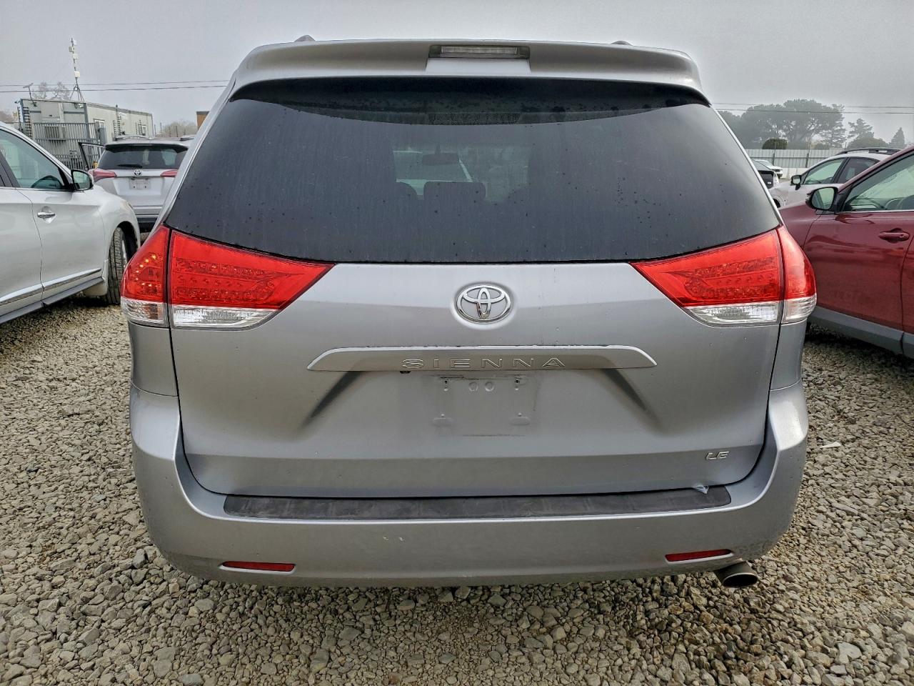 2013 TOYOTA SIENNA LE photo 6