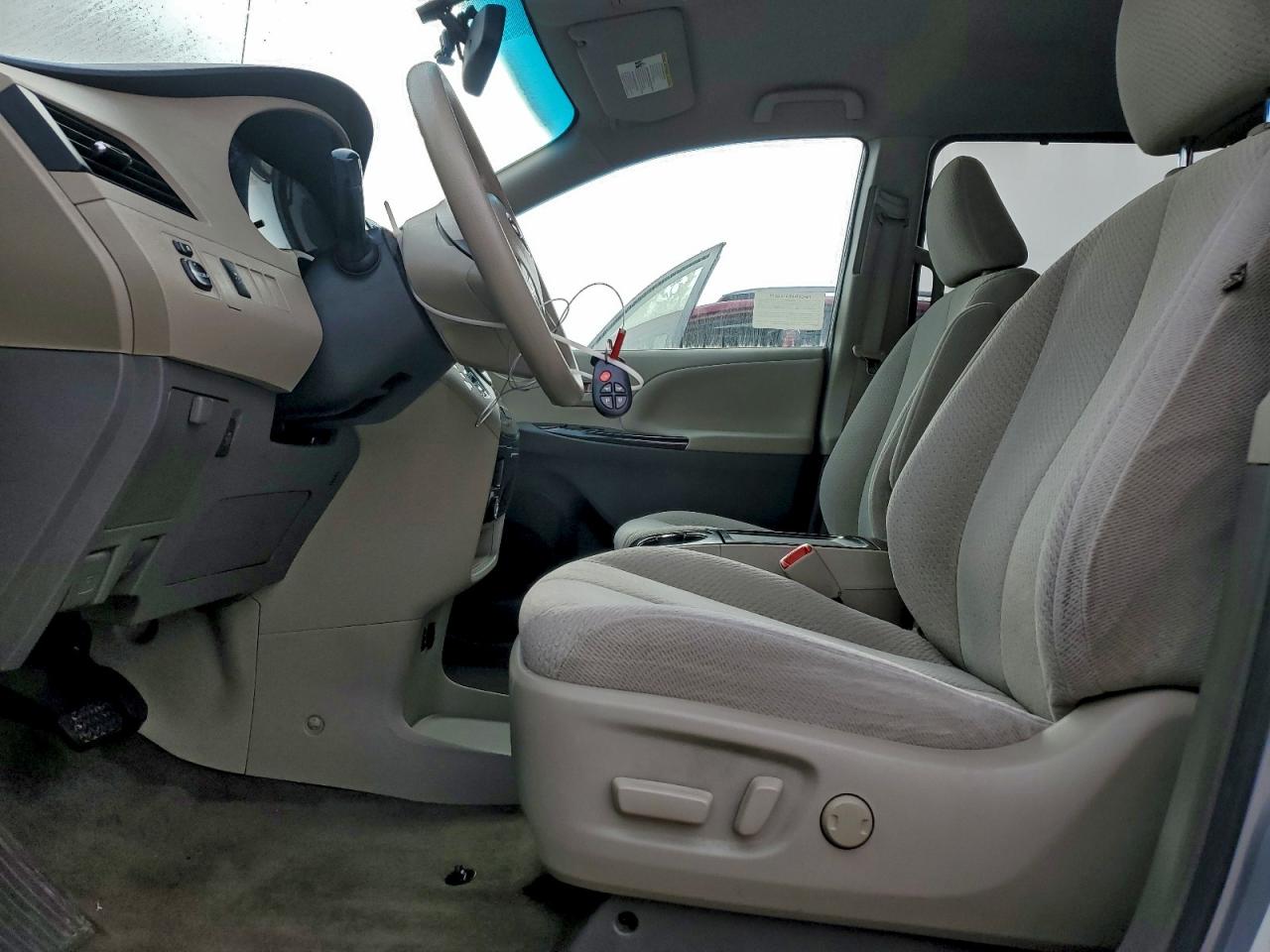 2013 TOYOTA SIENNA LE photo 7