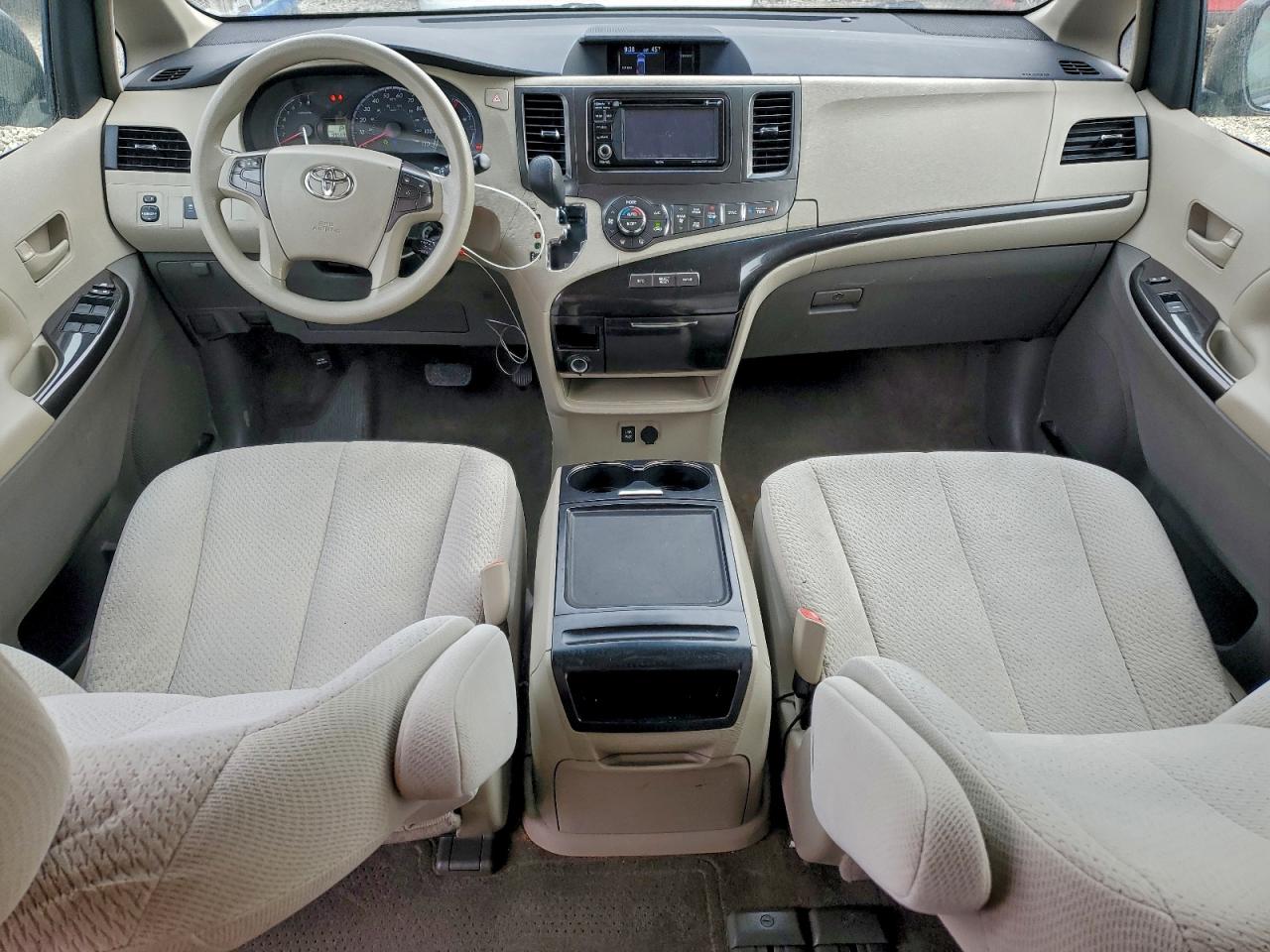 2013 TOYOTA SIENNA LE photo 8