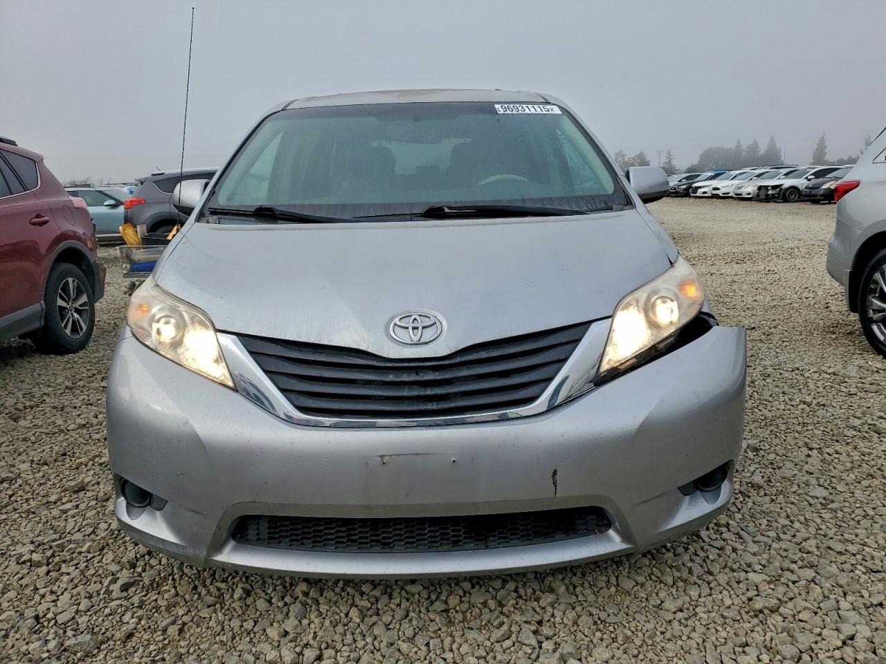 2013 TOYOTA SIENNA LE photo 5