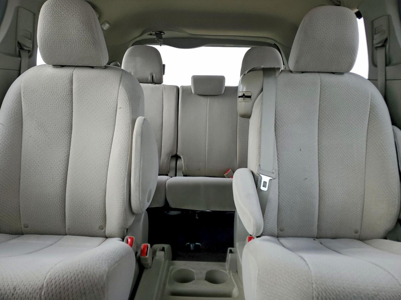 2013 TOYOTA SIENNA LE photo 10