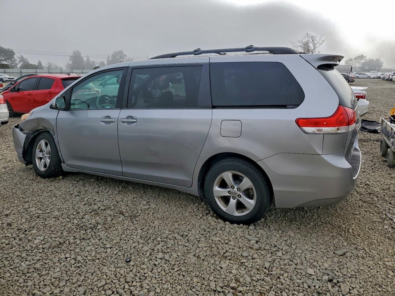 2013 TOYOTA SIENNA LE photo 2