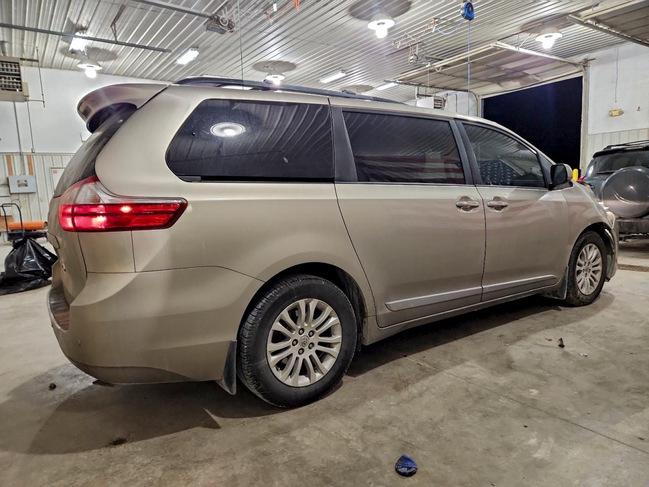 2015 TOYOTA SIENNA XLE photo 3