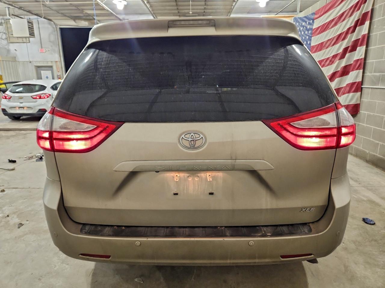 2015 TOYOTA SIENNA XLE photo 6