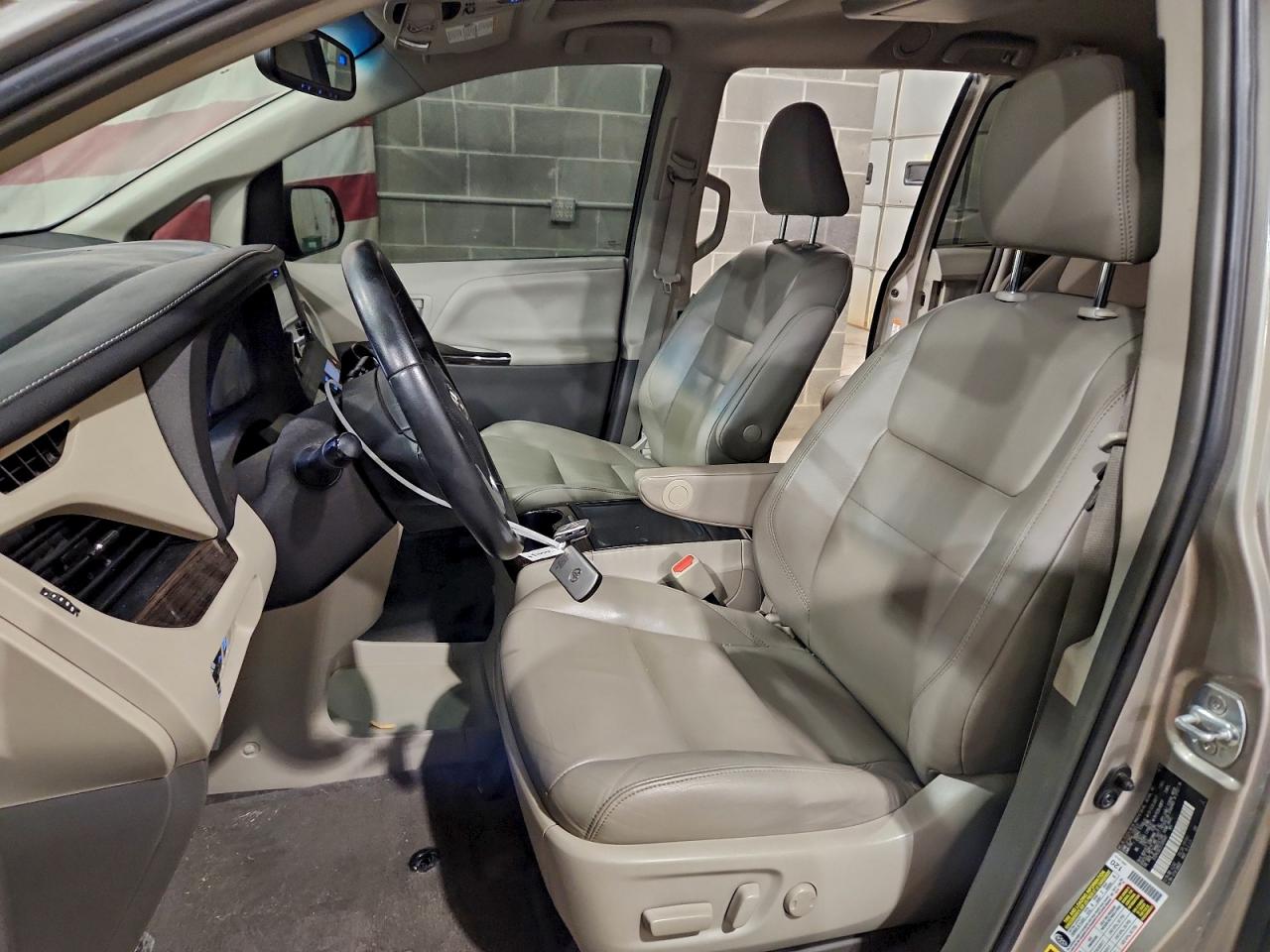 2015 TOYOTA SIENNA XLE photo 7