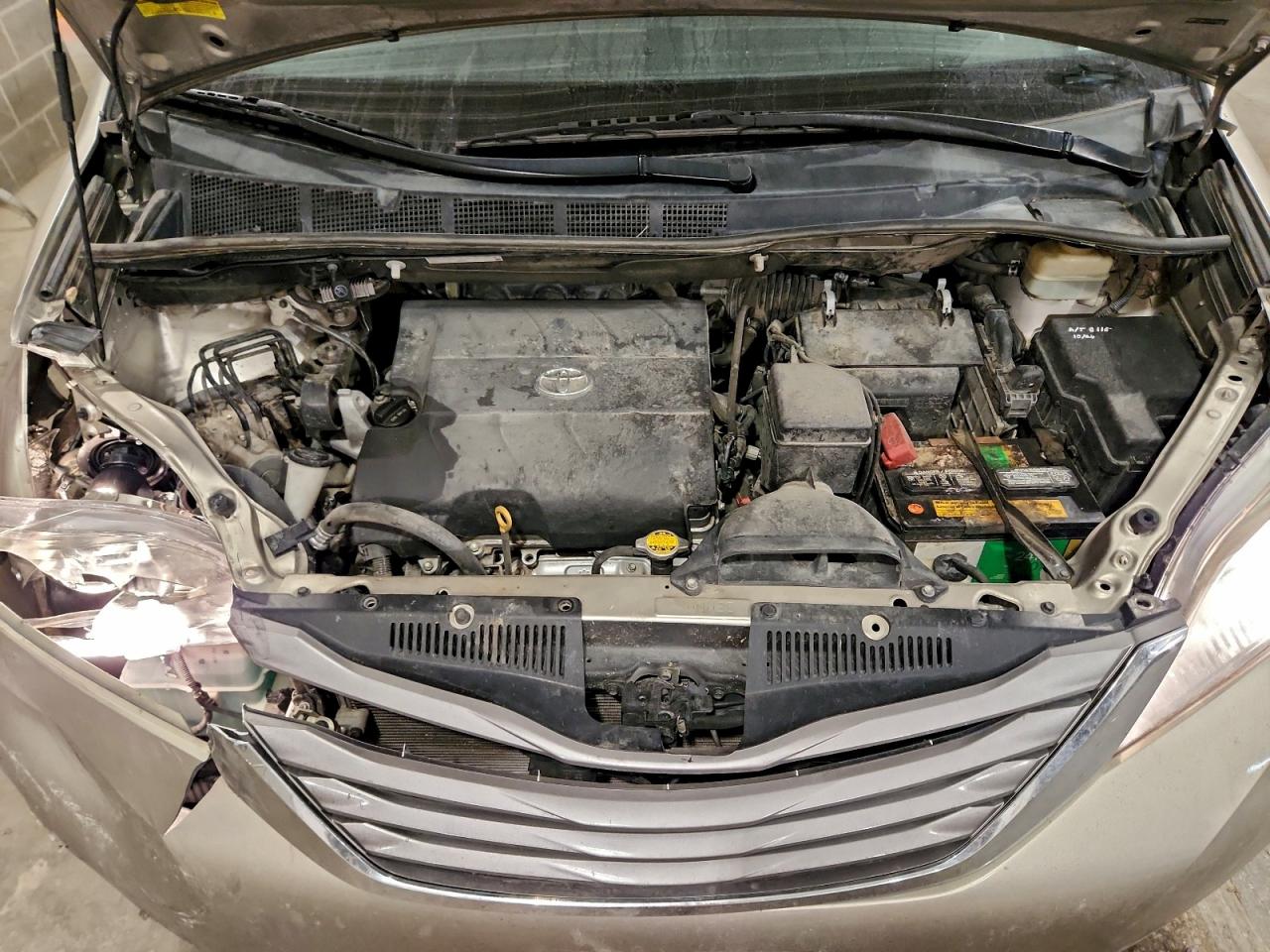 2015 TOYOTA SIENNA XLE photo 12