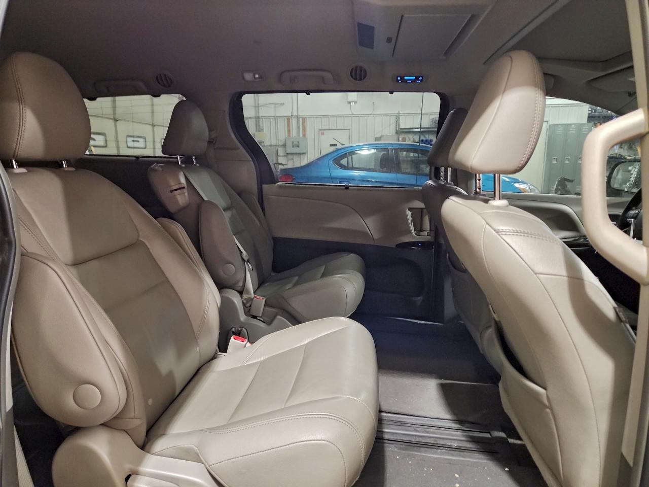 2015 TOYOTA SIENNA XLE photo 11