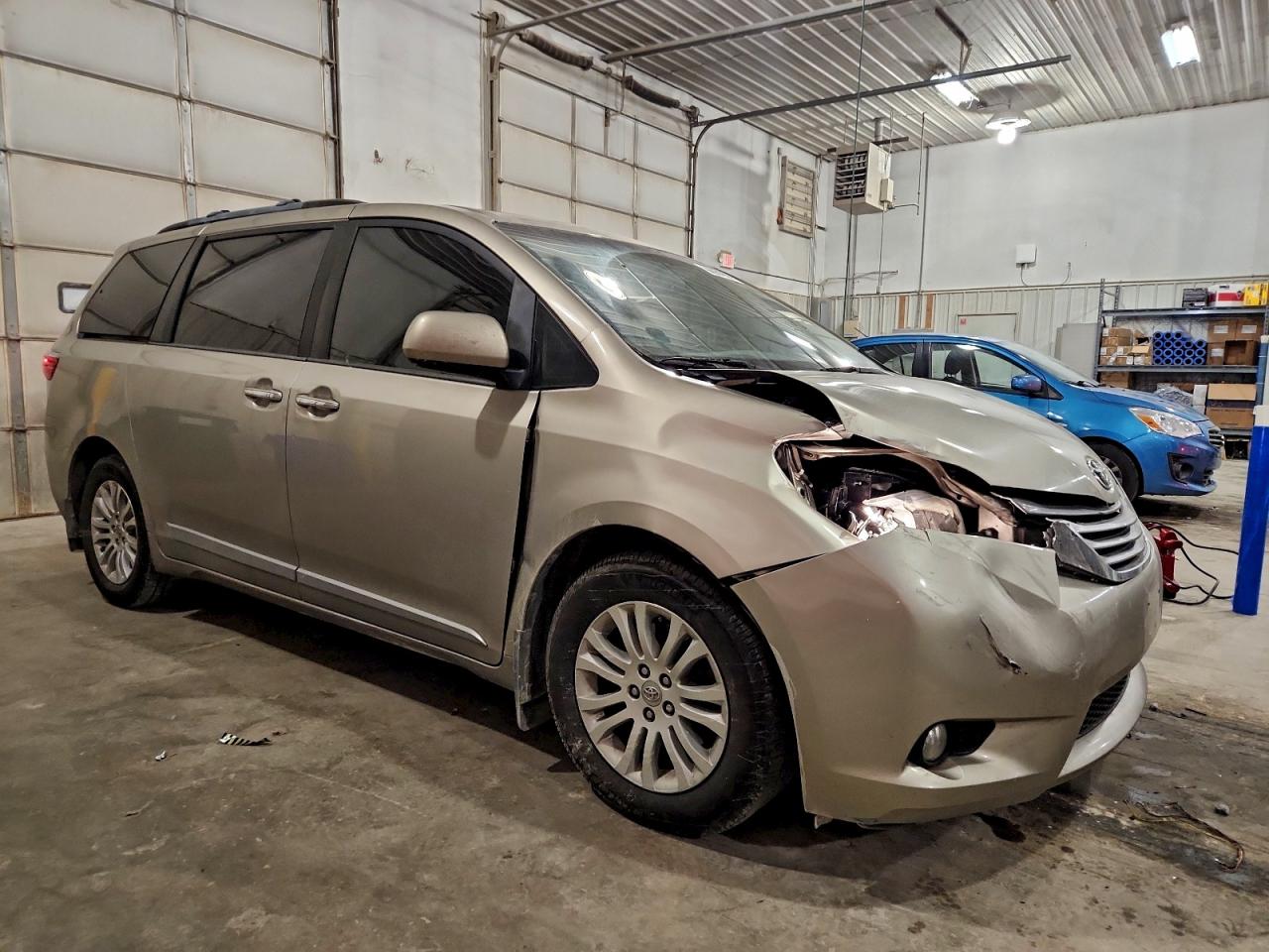 2015 TOYOTA SIENNA XLE photo 4