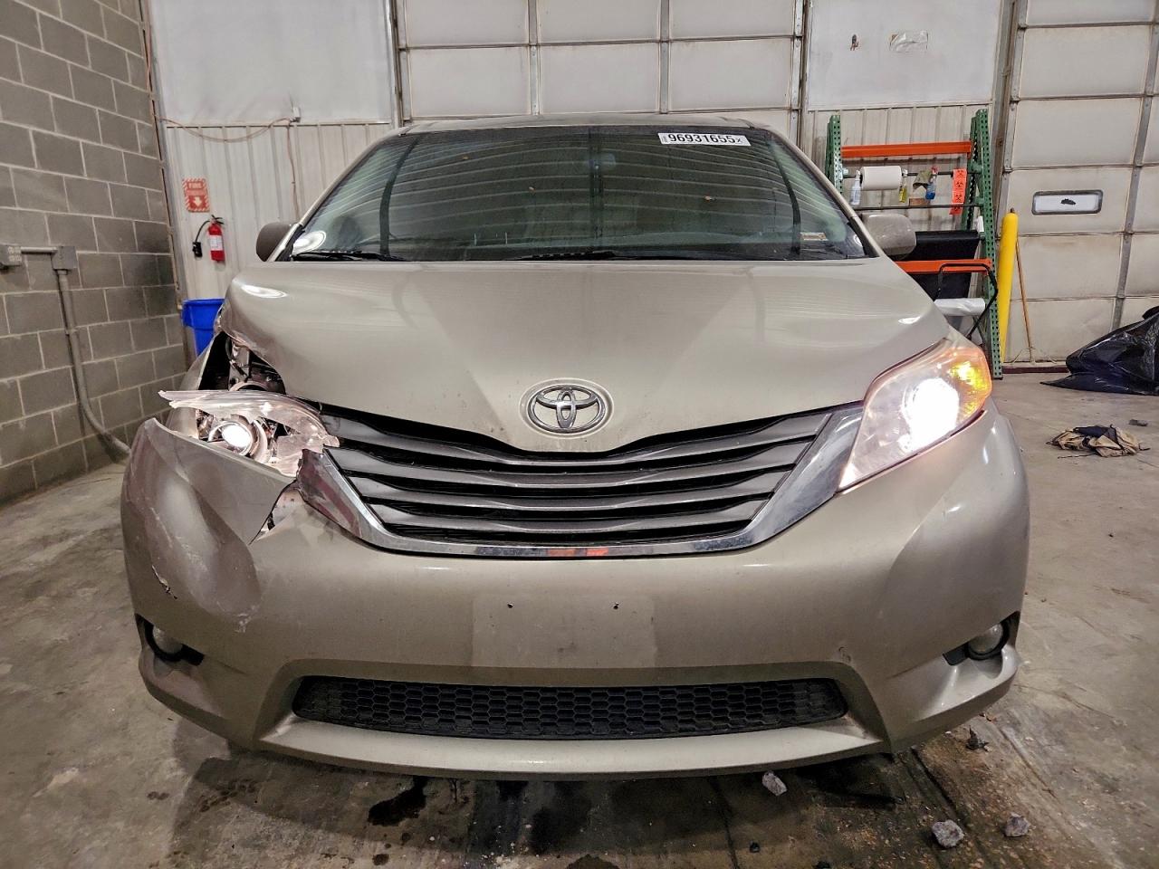 2015 TOYOTA SIENNA XLE photo 5