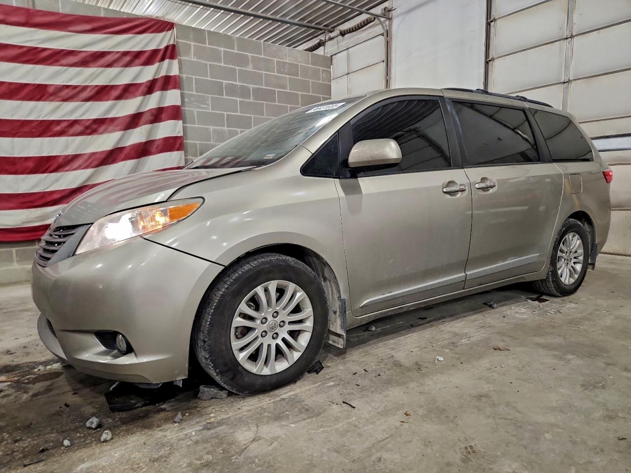 2015 TOYOTA SIENNA