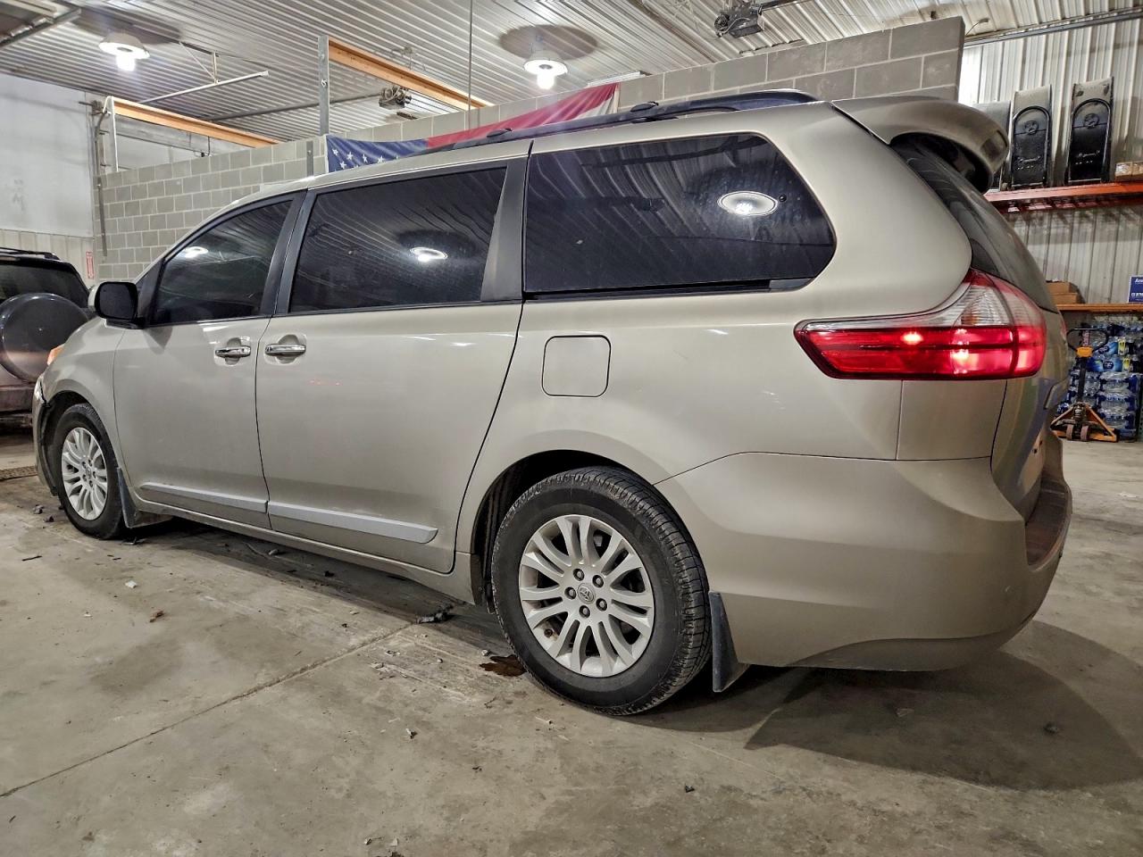 2015 TOYOTA SIENNA XLE photo 2