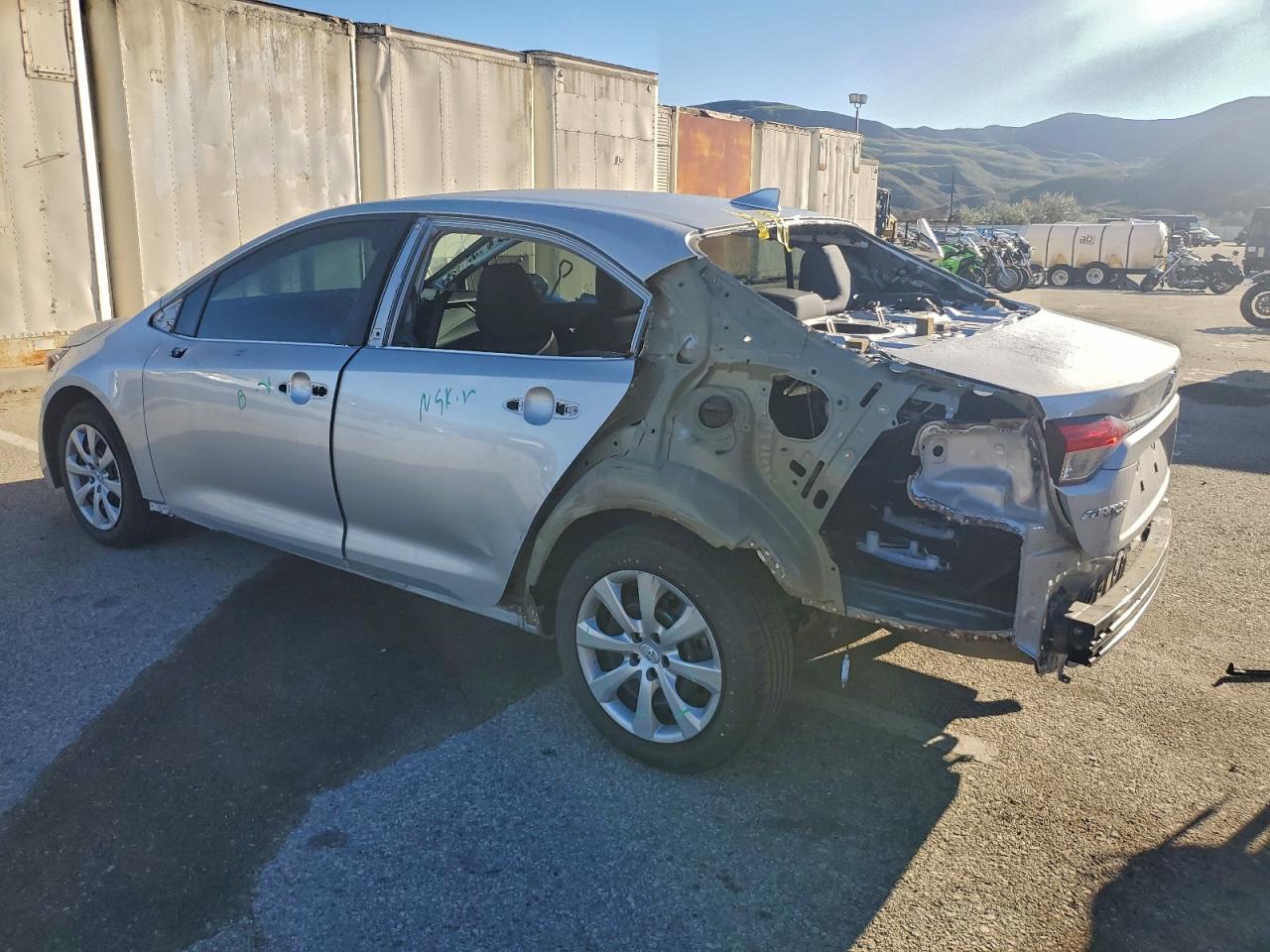 2021 TOYOTA COROLLA LE photo 2